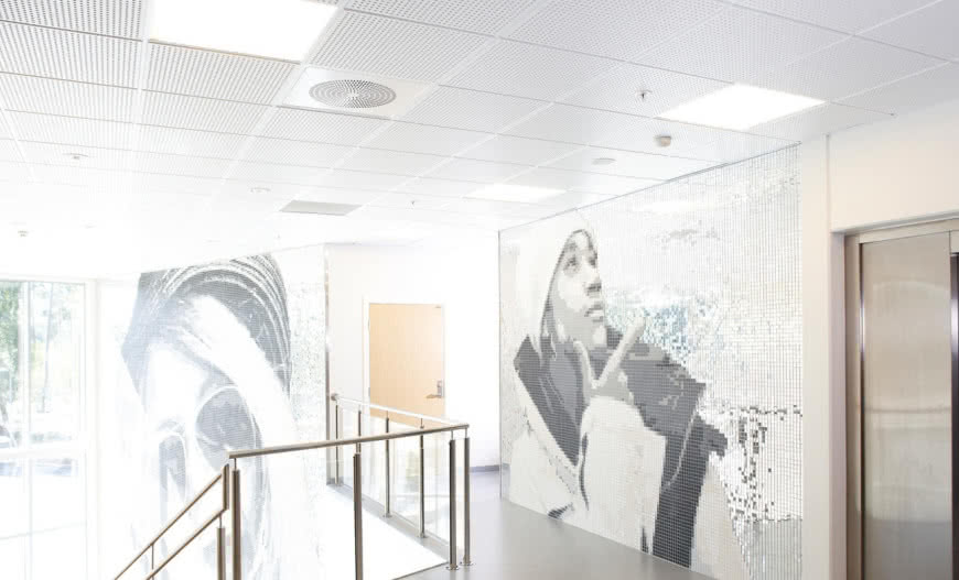 Sufity GYPTONE - idealne połączenie akustyki, bezpieczeństwa i estetyki