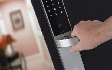 Nowoczesny zamek elektroniczny Yale YDM3168