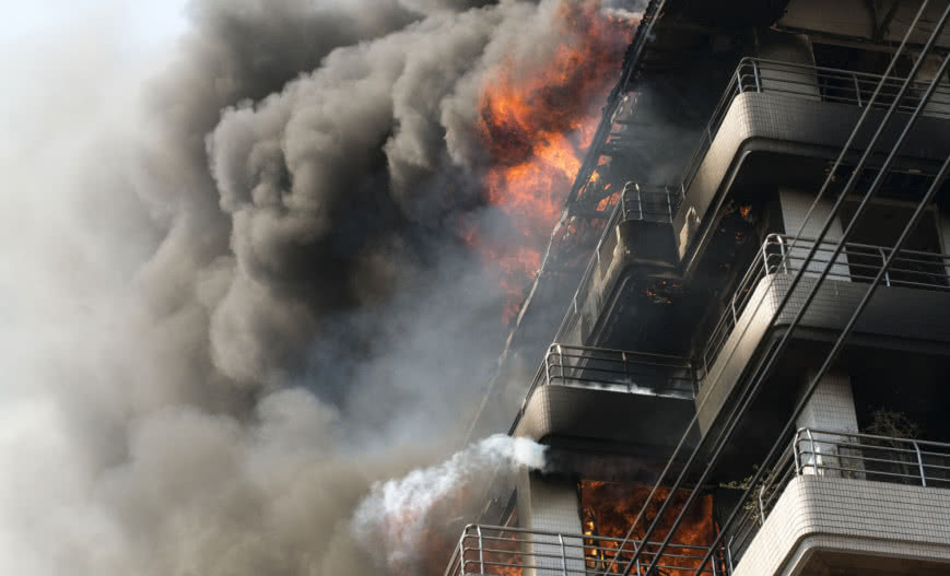 Drzwi dymoszczelne – ochrona życia i zdrowia ludzi podczas pożaru