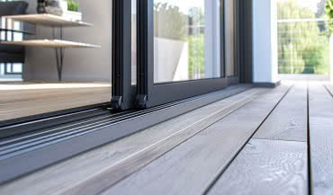 Próg na balkonie i tarasie - niski czy wysoki? Wybierz rozwiązanie dla siebie!