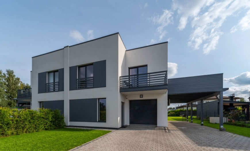 Trwała i efektowna elewacja: poznaj nowoczesne tynki i panele dekoracyjne