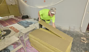 Koniec z hałasem i mostkami termicznymi: nowoczesna izolacja stropów garażowych