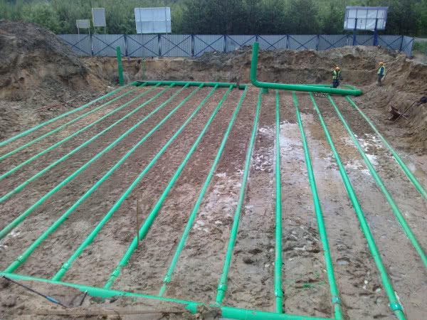 Gruntowy wymiennik ciepła GLOBAL na zewnątrz budynku biurowego