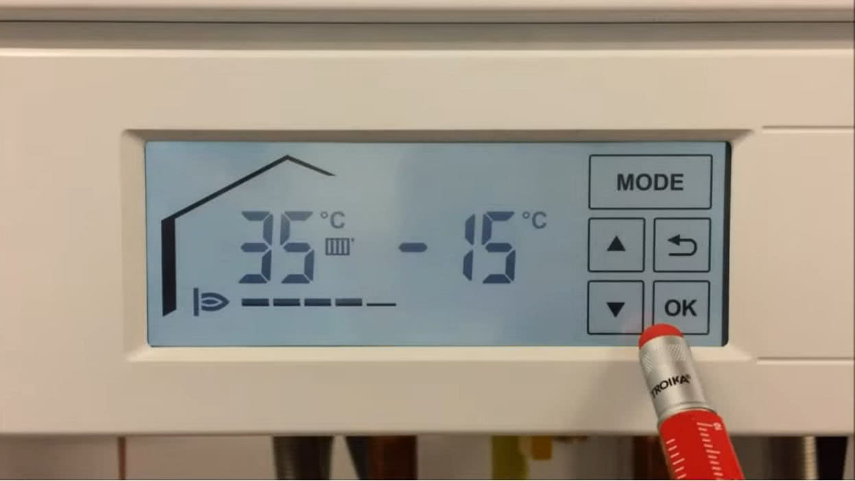 Sterowanie dotykowym regulatorem w gazowym kotle kondensacyjnym Vitodens 100-W. Widoczne parametry - temperatura medium w obiegu centralnego ogrzewania, temperatura zewnętrzna z czujnika pogodowego, modulacja palnika. fot. Viessmann