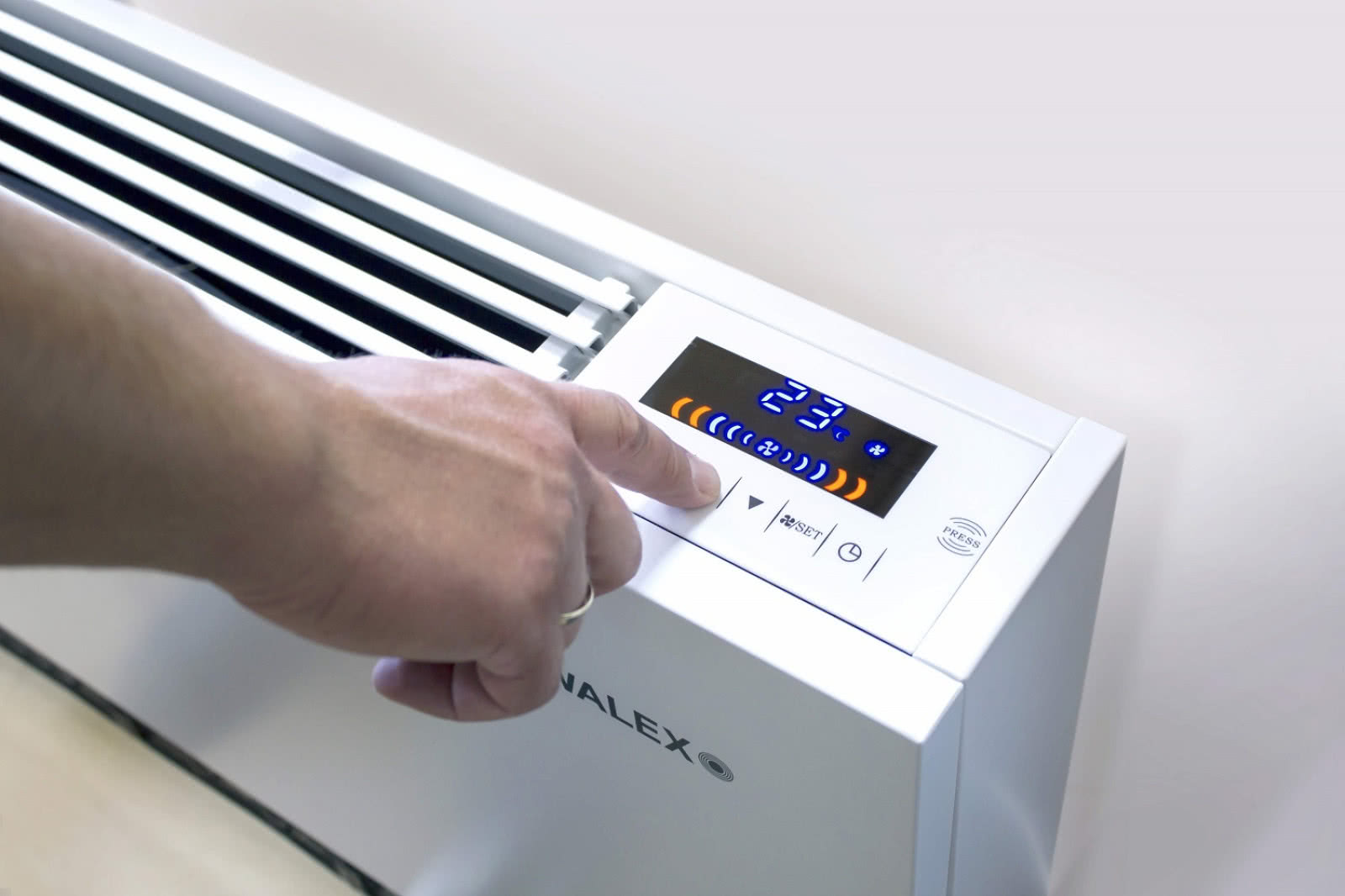 Klimakonwektor może efektywnie grzać i chłodzić pomieszczenie. fot Hewalex