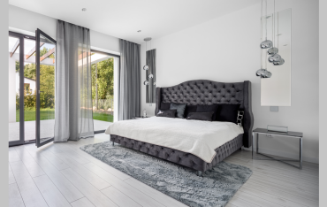 Jak urządzić białą sypialnię w stylu glamour?