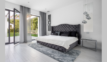 Jak urządzić białą sypialnię w stylu glamour?