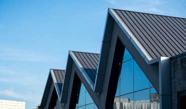 Dobór pokrycia do kąta nachylenia dachu. Uniknij kosztownych błędów!