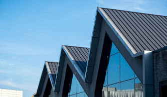 Dobór pokrycia do kąta nachylenia dachu. Uniknij kosztownych błędów!