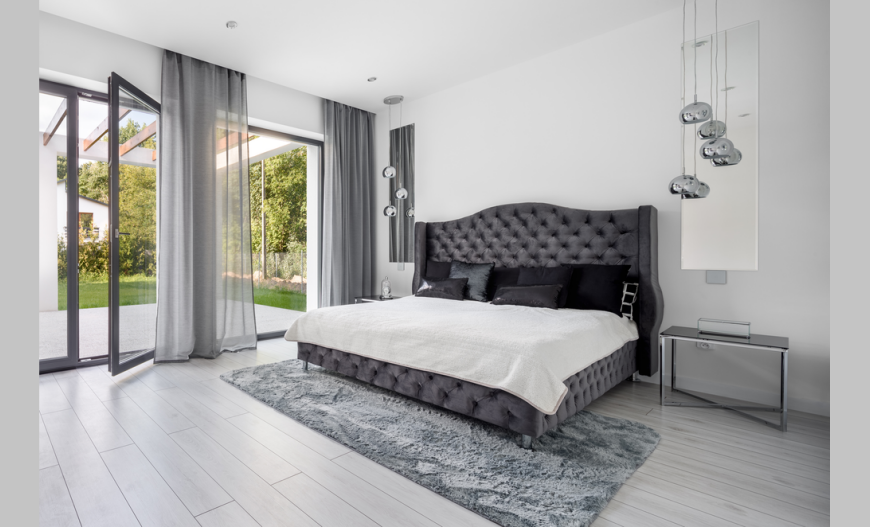 Jak urządzić białą sypialnię w stylu glamour?