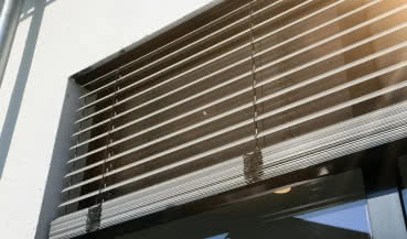 Automatyka w osłonach okiennych – komfort, bezpieczeństwo i niższe rachunki