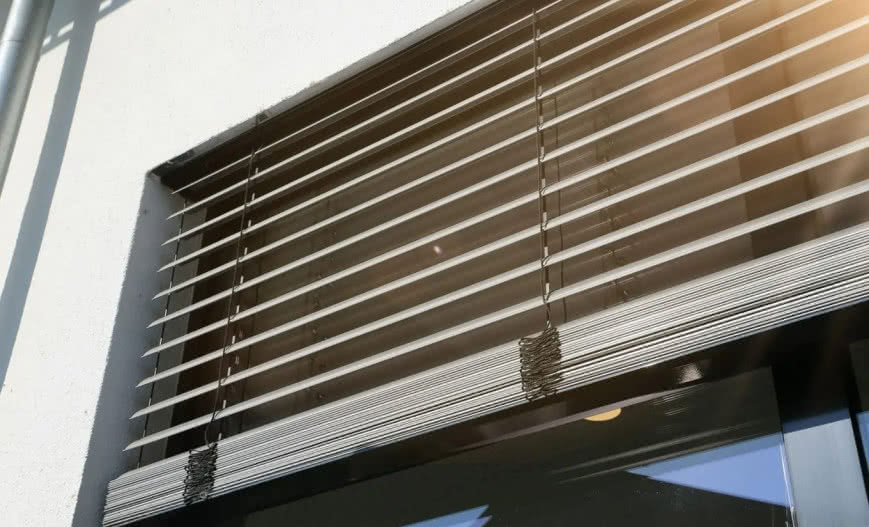 Automatyka w osłonach okiennych – komfort, bezpieczeństwo i niższe rachunki