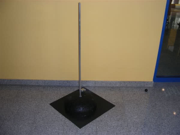 Maszt odgromowy z podstawą betonową