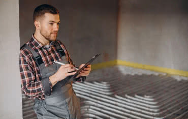 Projekt instalacji podłogowej. Zbędny wydatek czy sposób na tanie ogrzewanie?