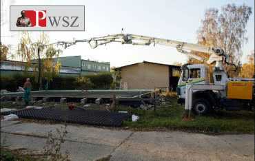 Studenci w budynku pasywnym