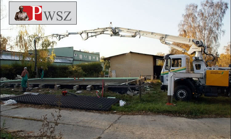 Studenci w budynku pasywnym