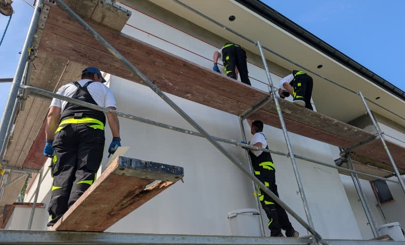 Czym kierować się wybierając tynk elewacyjny, by stworzyć trwałą i estetyczną elewację?