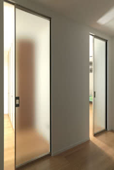 Szklane drzwi przesuwne to dobra alternatywa rozwieranych, produkowanych na ogół z płyty MDF lub HDF