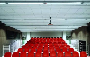 Akustyka wnętrz a sufity podwieszane