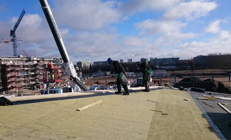 Płaski dach, maksymalna ochrona – jak wybrać izolację, która naprawdę działa?