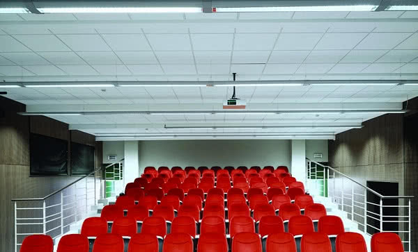 Akustyka wnętrz a sufity podwieszane