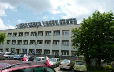 Kolektory słoneczne podgrzewają wodę w budynku wodociągów