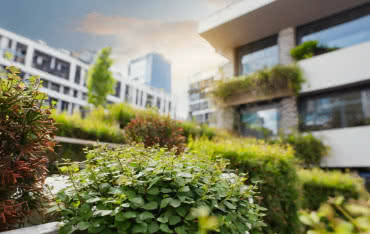 Jakie są korzyści z mieszkania w ekologicznym budynku?