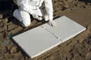 Elementy wykończeniowe (płyty, kostkę) układa się najczęściej na podsypce piaskowej, dobijając je do podłoża młotkiem gumowym