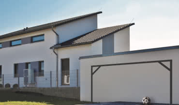 Uszkodzenia mechaniczne elewacji – jak skutecznie chronić strefy cokołowe i wejściowe?