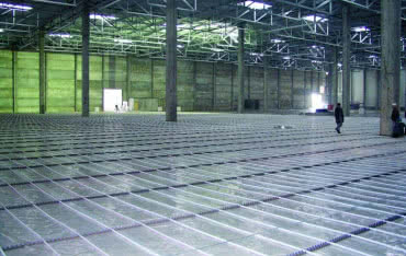 Ogrzewanie i chłodzenie podłogowe Uponor w obiektach przemysłowych