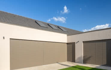 Nowoczesna elewacja bez odcięć: technologia wykonania cokołu w kolorze fasady