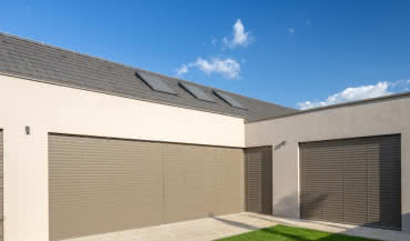 Nowoczesna elewacja bez odcięć: technologia wykonania cokołu w kolorze fasady