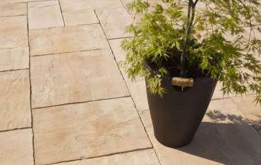 Taras z desek, kamienia czy płyt betonowych – co wybrać?