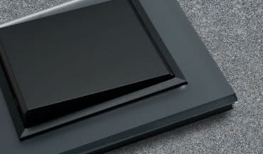 Grafitowe szkło szronione w serii Sonata: elegancja w osprzęcie elektrycznym