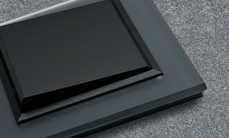 Grafitowe szkło szronione w serii Sonata: elegancja w osprzęcie elektrycznym