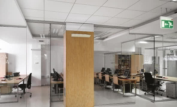 Sufit podwieszany w przestrzeni biurowej i publicznej