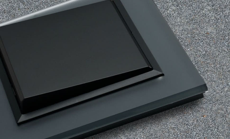 Grafitowe szkło szronione w serii Sonata: elegancja w osprzęcie elektrycznym