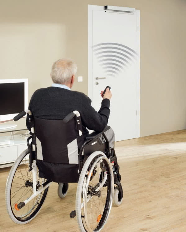 Elektryczny napęd drzwi jest niezastąpiony w domach osób niepełnosprawnych ruchowo. 