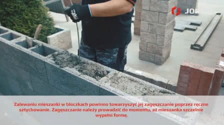 Ręczne zagęszczanie mieszanki betonowej w bloczkach ogrodzeniowych - tzw. sztychowanie, fot. JONIEC®