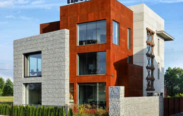 Elewacja budynku INTOP w Warszawie ze stali Cor-Ten firmy RUUKKI