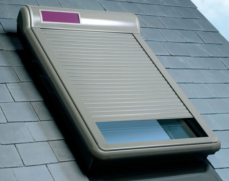 Zewnętrzna roleta na okno dachowe, zasilana z akumulatorów solarnych.