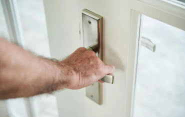 Dlaczego drzwi same się zamykają? Diagnostyka i naprawa krok po kroku