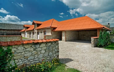 Ile kosztuje wymiana pokrycia dachowego w stajniach?