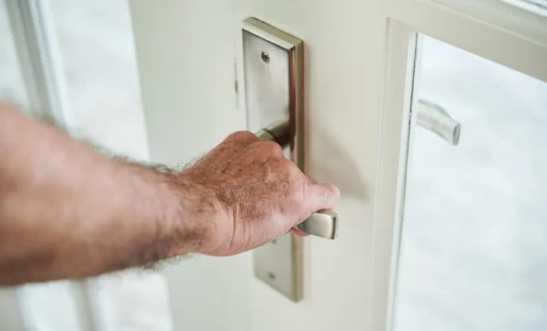 Dlaczego drzwi same się zamykają? Diagnostyka i naprawa krok po kroku