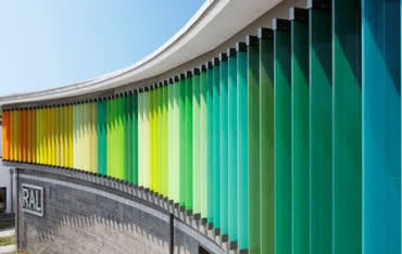 Lamele Schüco ALB na fasadzie siedziby RAL w Bonn