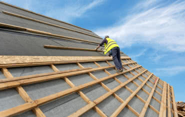 Jak poprawnie wykonać łacenie dachu pod blachę trapezową? Przewodnik krok po kroku