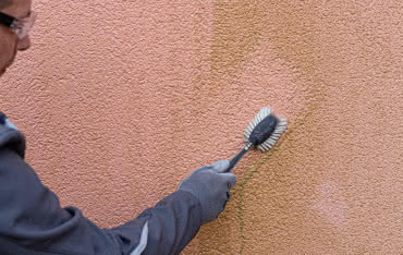 Trudne renowacje: jak skutecznie malować ściany po zalaniu, pożarze i odgrzybianiu?