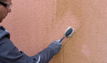 Trudne renowacje: jak skutecznie malować ściany po zalaniu, pożarze i odgrzybianiu?