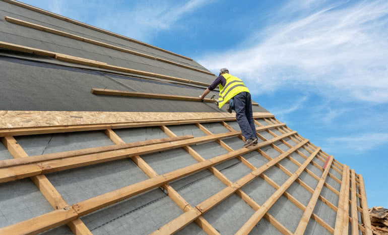 Jak poprawnie wykonać łacenie dachu pod blachę trapezową? Przewodnik krok po kroku