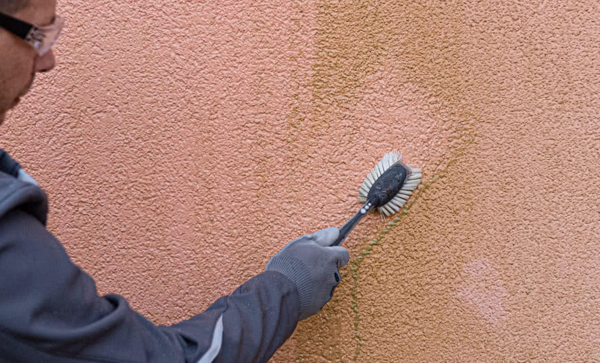 Trudne renowacje: jak skutecznie malować ściany po zalaniu, pożarze i odgrzybianiu?